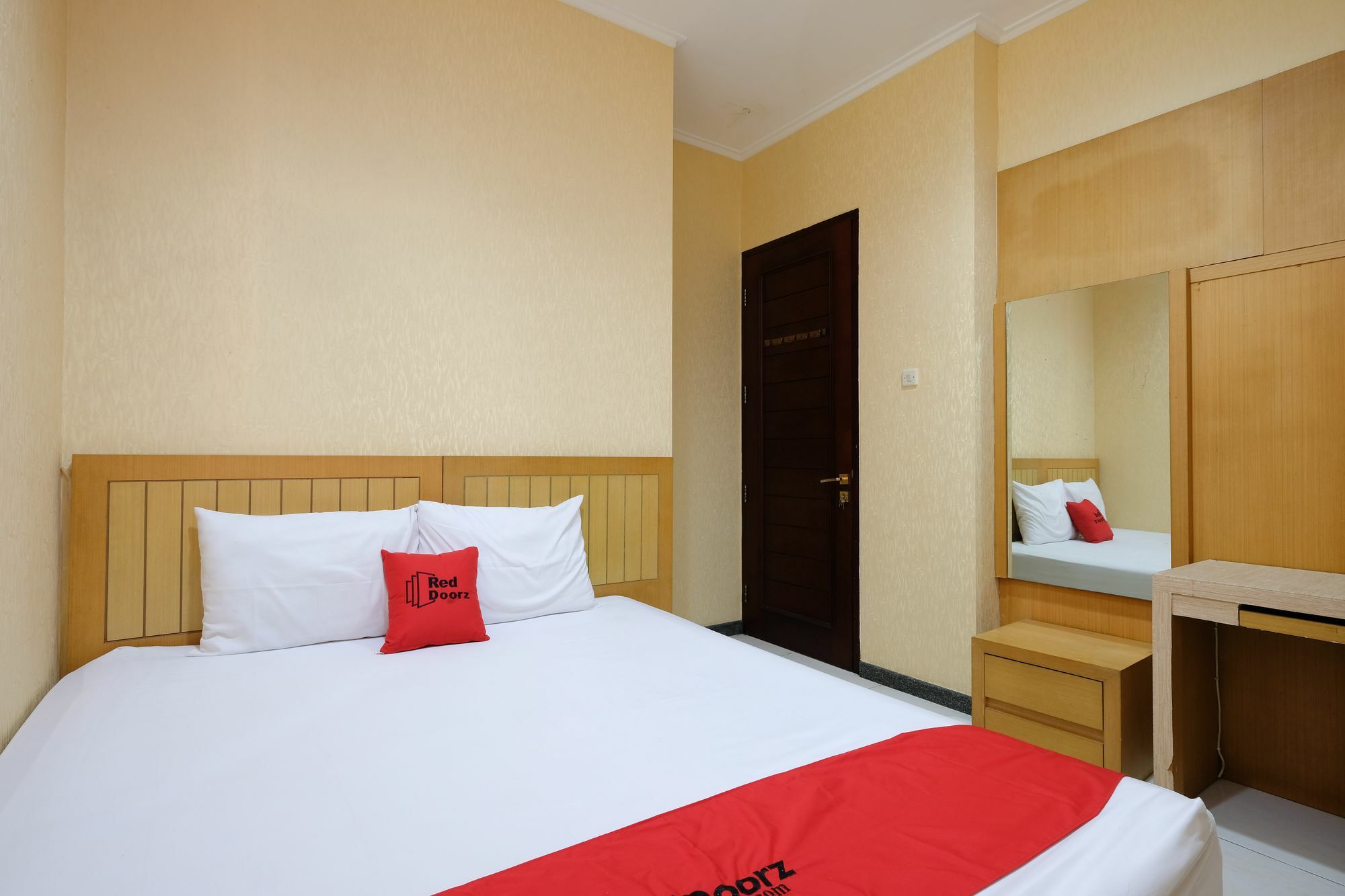 Reddoorz Plus Near Simpang Lima 三宝垄 外观 照片